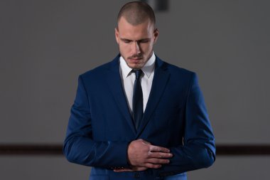 Müslüman işadamı camide dua ediyor