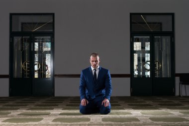 Mütevazi işadamı Müslüman dua camide