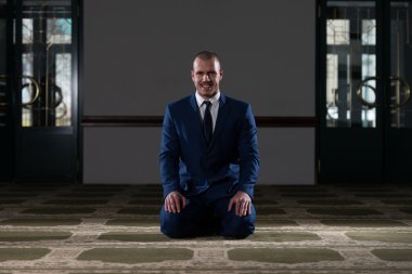 Camide dua işadamı Müslüman