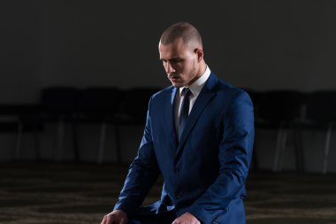 Genç işadamı Müslüman dua