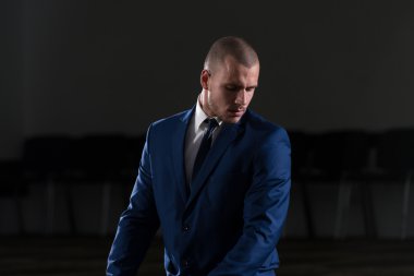 Müslüman işadamı camide dua ediyor