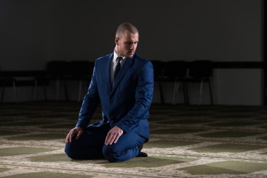 Genç işadamı Müslüman dua