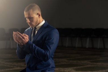 İşadamı dua cami de