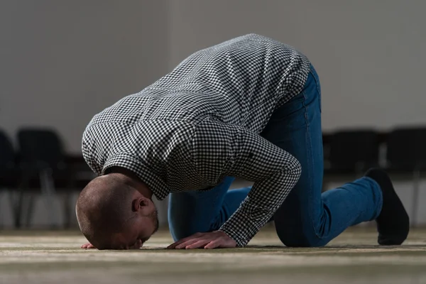 Junger muslimischer Kerl betet — Stockfoto