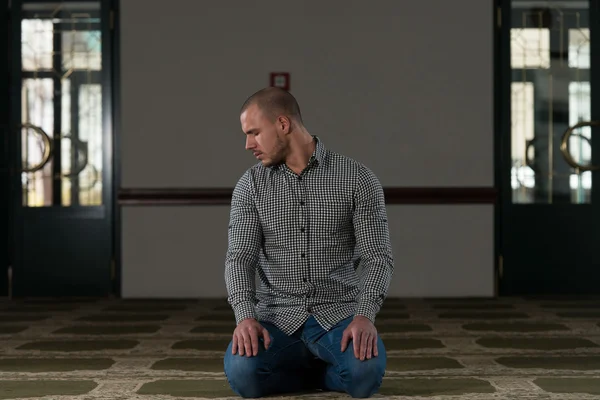 Мусульманские молитвы в мечети — стоковое фото