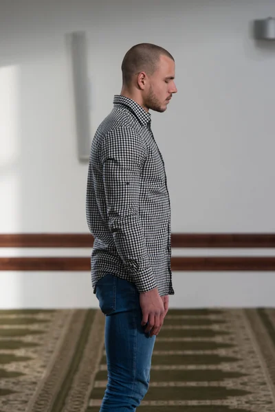 若いイスラム教徒の男の祈り — ストック写真