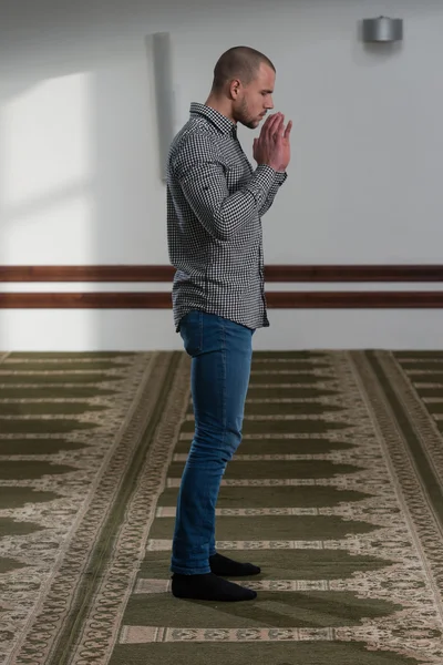 Muslim betet in der Moschee — Stockfoto