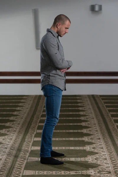 Bönen i moskén — Stockfoto