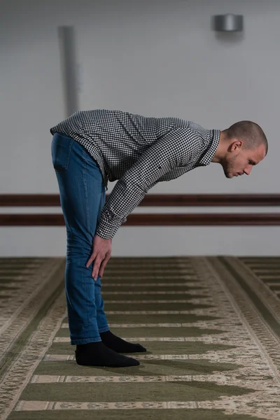 若いイスラム教徒の男の祈り — ストック写真
