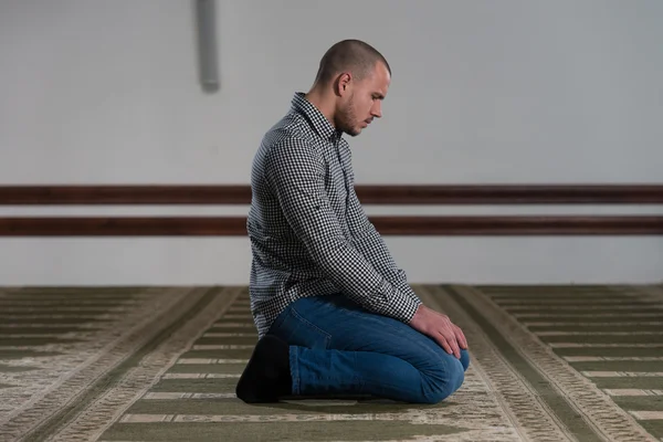 L'homme musulman prie dans la mosquée — Photo