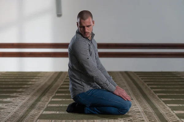 Humilde oración musulmana — Foto de Stock