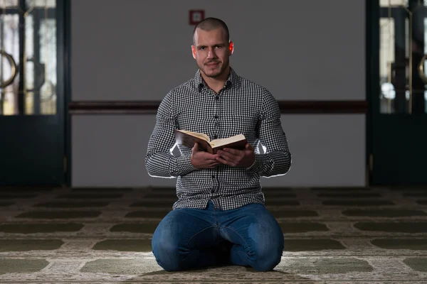 Young Muslim Guy Reading The Koran — Stock Photo, Image