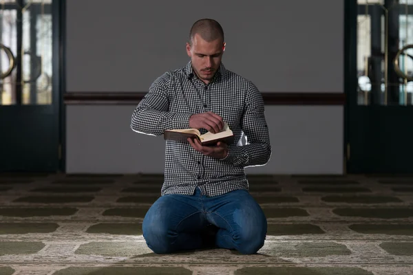 Homem muçulmano leitura Sagrado Livro Islâmico Alcorão — Fotografia de Stock