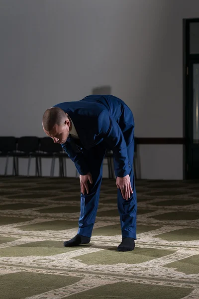 Joven empresario musulmán rezando — Foto de Stock