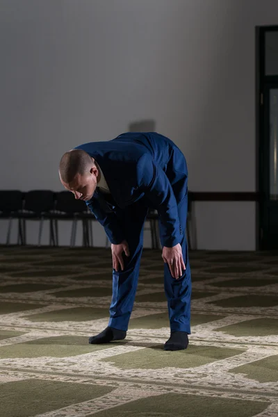 Junger Geschäftsmann Muslim betet — Stockfoto