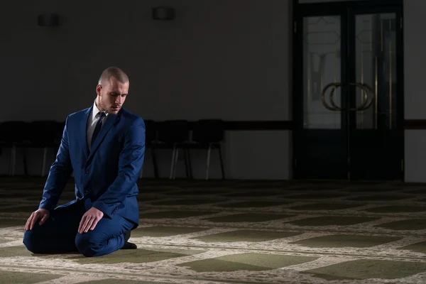 Jovem homem de negócios muçulmano orando — Fotografia de Stock