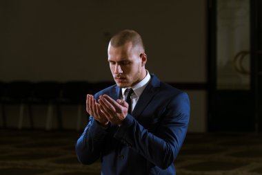 Mütevazi işadamı Müslüman dua camide