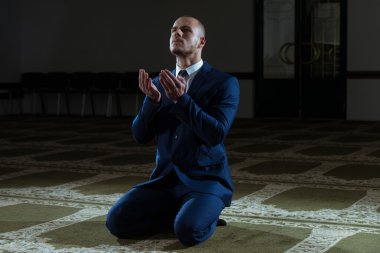 İşadamı dua cami de