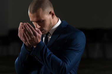 Müslüman işadamı camide dua ediyor