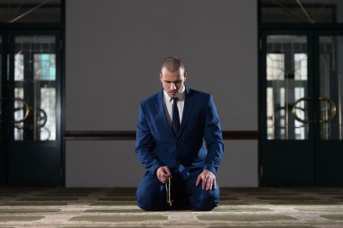 Genç iş adamı Müslüman dua