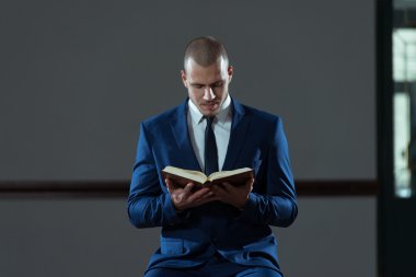 Müslüman işadamı okuma kutsal İslam kitap Kur'an