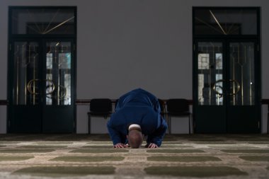 Genç iş adamı Müslüman dua