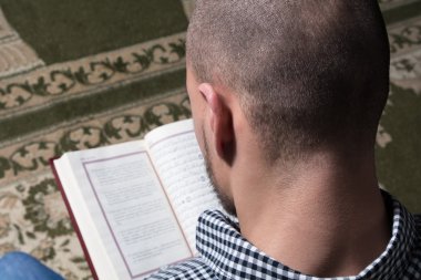 Genç Müslüman adam Kur'an okuma