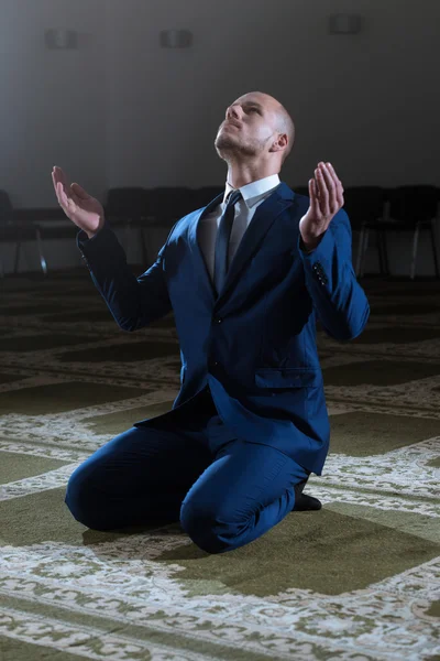 Humilde hombre de negocios Oración musulmana en mezquita —  Fotos de Stock