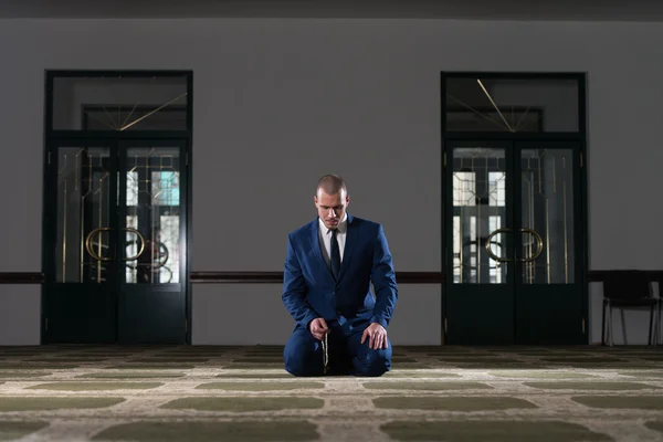 Humilde hombre de negocios Oración musulmana en mezquita — Foto de Stock