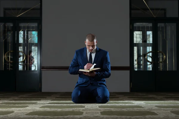 Moslim zakenman Is het lezen van de Koran — Stockfoto
