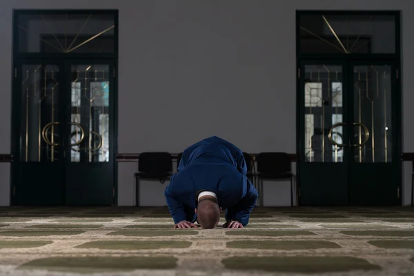 Молодих бізнес людина мусульманської молитви — стокове фото