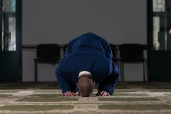 Muzulmán üzletember imádkozik a mecset — Stock Fotó