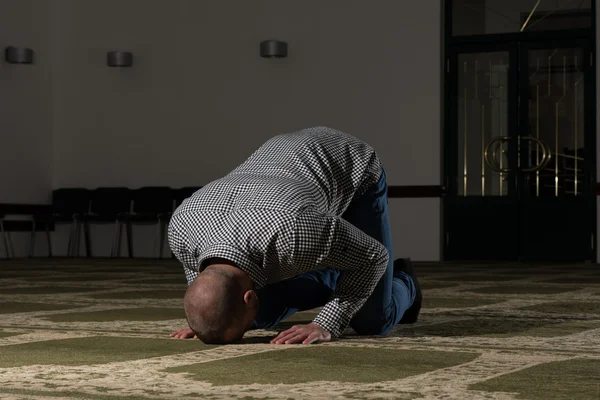 イスラム教徒の男はモスクで祈っています — ストック写真