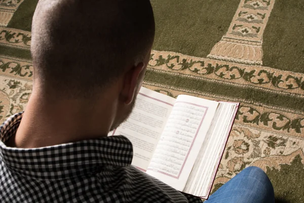 Moslim man is het lezen van de koran — Stockfoto