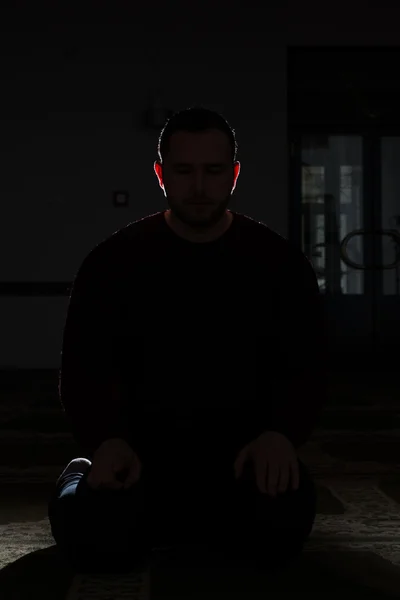 Muslimischer Mann betet im dunklen Raum — Stockfoto