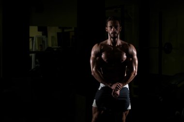 Kasların esneme siluet genç adam