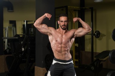 Arka çifte kol kası poz yapmak bodybuilder