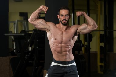 Arka çifte kol kası poz yapmak bodybuilder