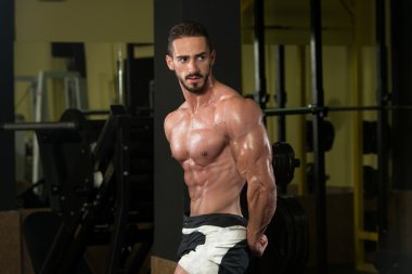 kaslı adam kasların esneme