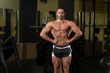 kaslı adam kasların esneme