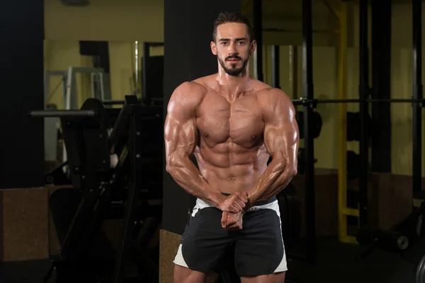 Portrait d'un jeune homme musclé physiquement apte — Photo