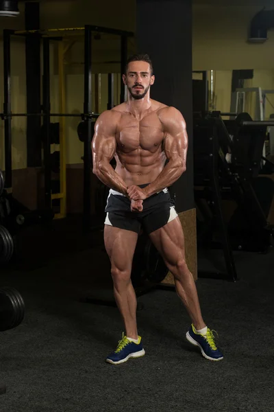 Beau bodybuilder faisant la pose la plus musculaire — Photo