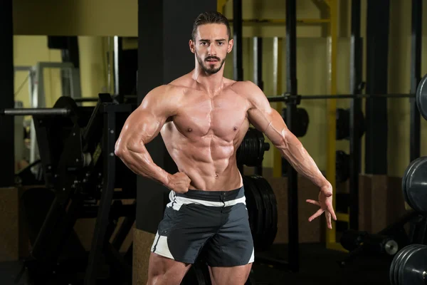 एक शारीरिक रूप से फिट मांसपेशी युवा आदमी का चित्र — स्टॉक फ़ोटो, इमेज