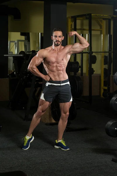 Serious Body Builder Standing In The Gym — Stock Photo, Image