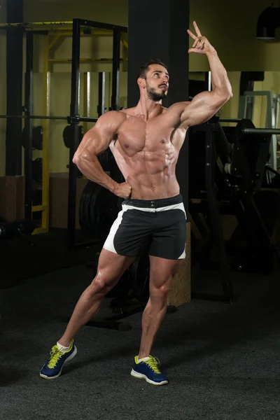 Biceps pose bodybuilding — Photo