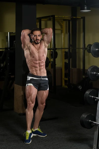 Fisicoculturista serio en el gimnasio —  Fotos de Stock