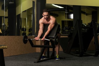 adam pazı ile Halter egzersiz jimnastik salonu