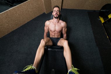 Egzersiz ayak basın makine üzerinde genç adam