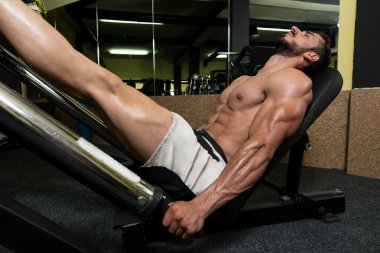 Adam makine egzersiz üzerinde spor salonunda