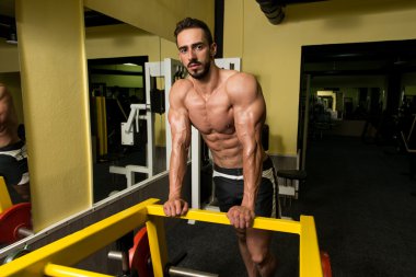 Egzersiz sonra dinlenme vücut geliştirmeci